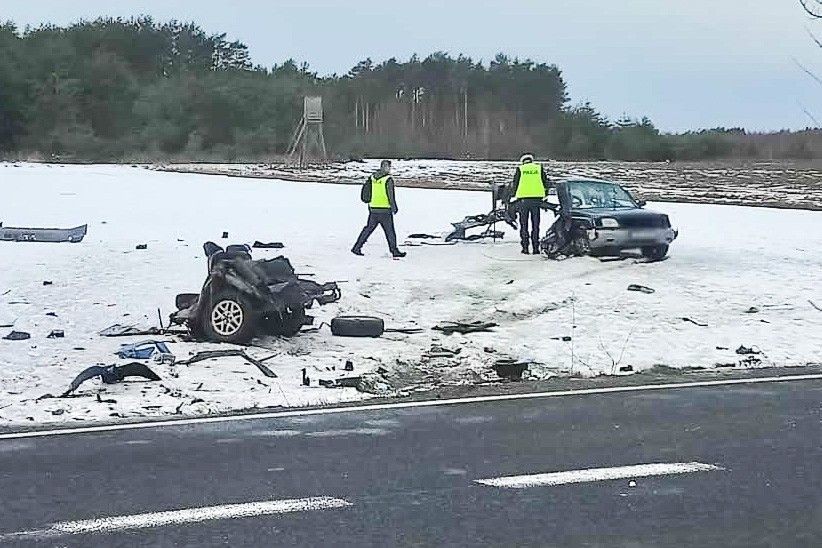 Subaru rozerwane na kawałki. Kobieta zabrana helikopterem do szpitala