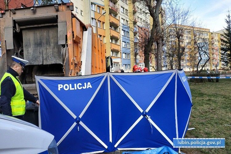 Śmieciarka śmiertelnie potrąciła starszą kobietę. Policja szuka świadów