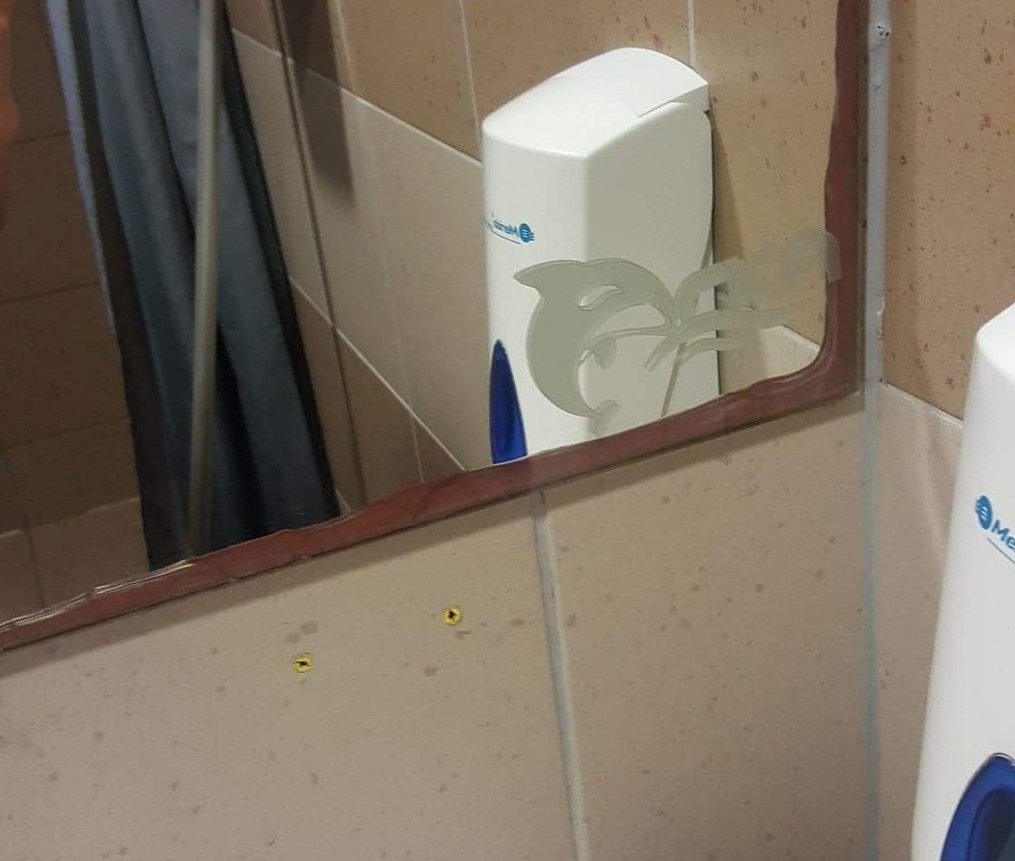 Zaniedbane elementy budynku parku wodnego Orka