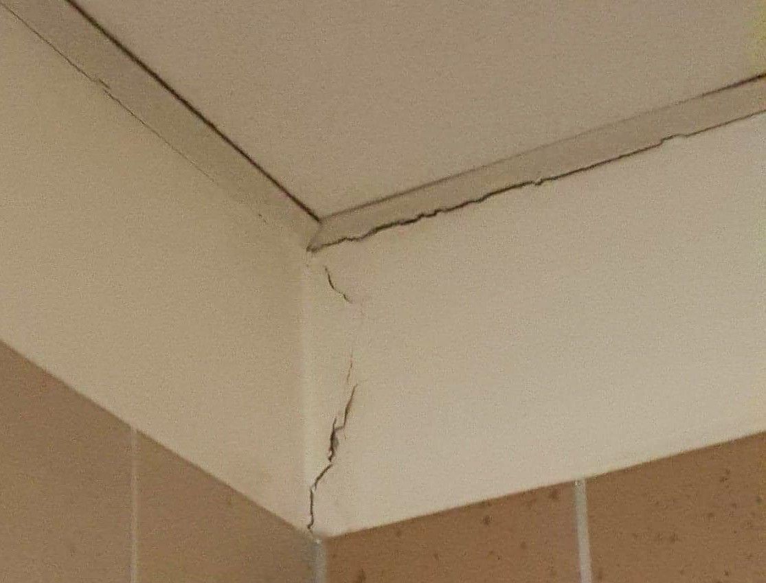 Zaniedbane elementy budynku parku wodnego Orka