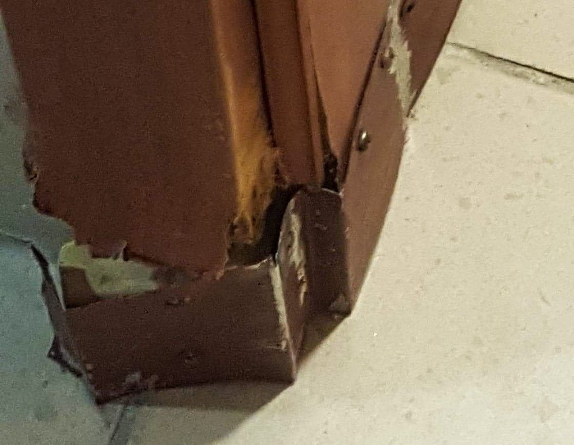 Zaniedbane elementy budynku parku wodnego Orka