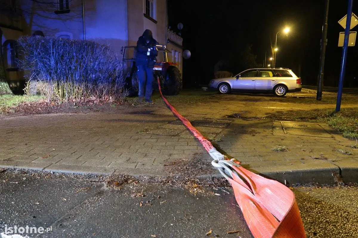 Niebezpieczni bandyci chcieli traktorem ukraść bankomat, policja złapała jednego z nich