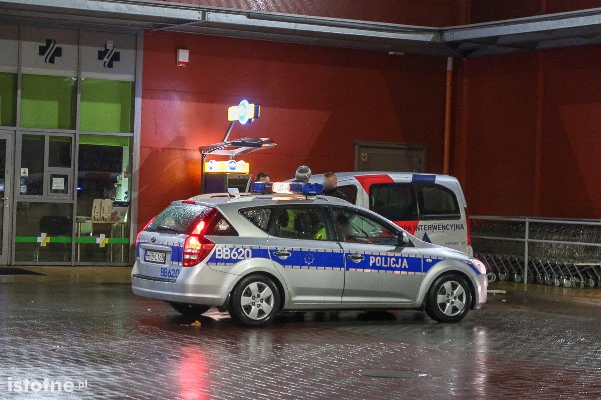 Niebezpieczni bandyci chcieli traktorem ukraść bankomat, policja złapała jednego z nich