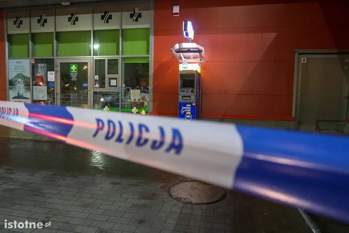 Niebezpieczni bandyci chcieli traktorem ukraść bankomat, policja złapała jednego z nich