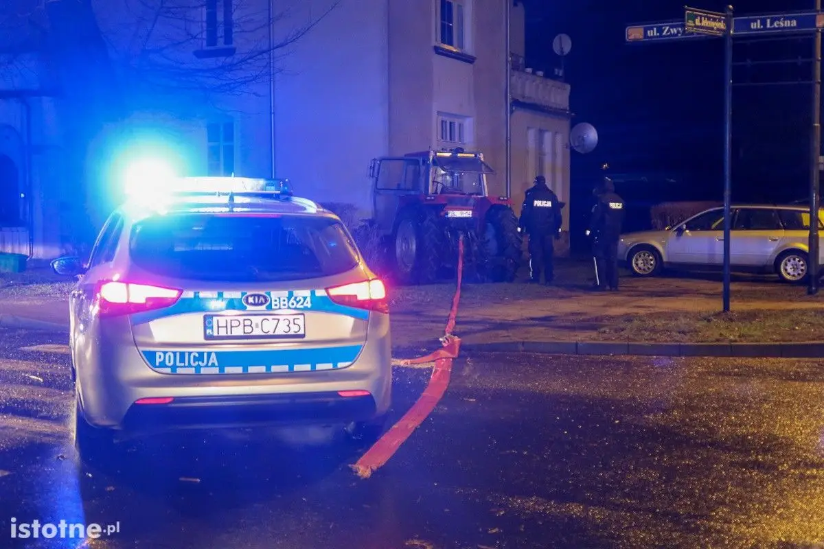 Niebezpieczni bandyci chcieli traktorem ukraść bankomat, policja złapała jednego z nich
