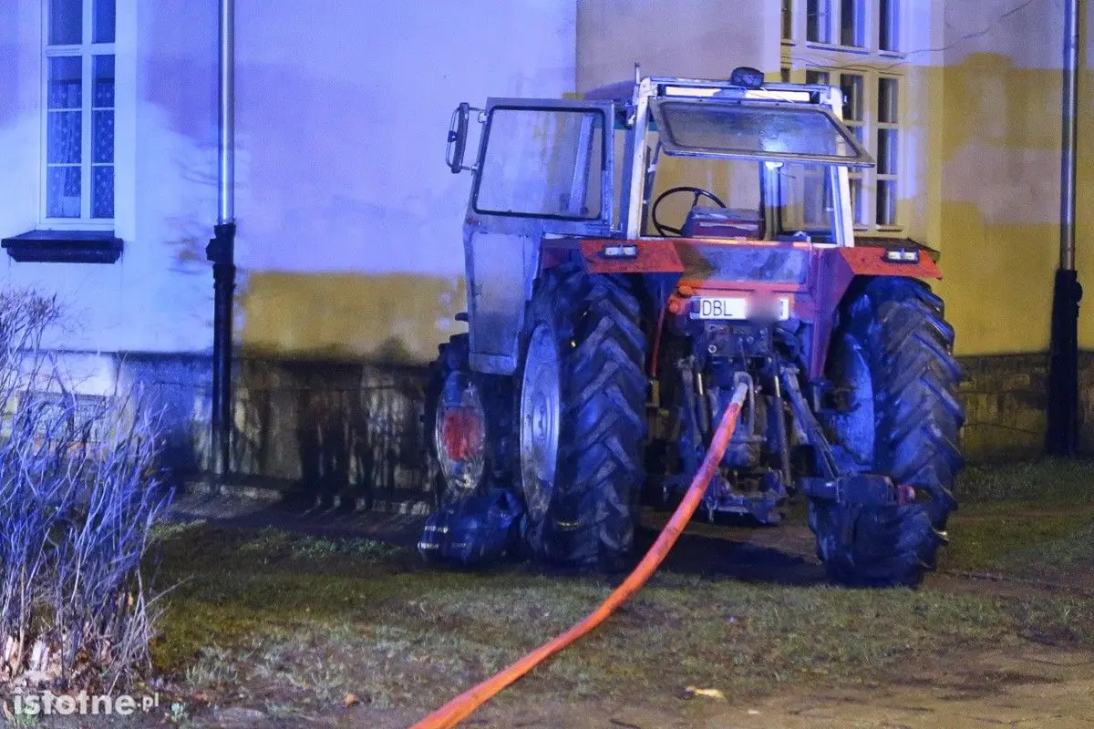 Niebezpieczni bandyci chcieli traktorem ukraść bankomat, policja złapała jednego z nich