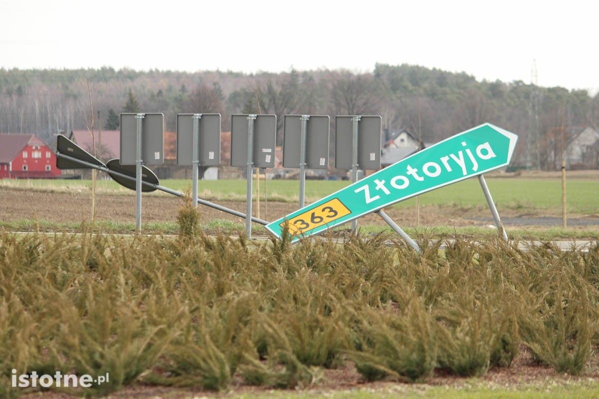 wichura powyginała znaki na rondzie