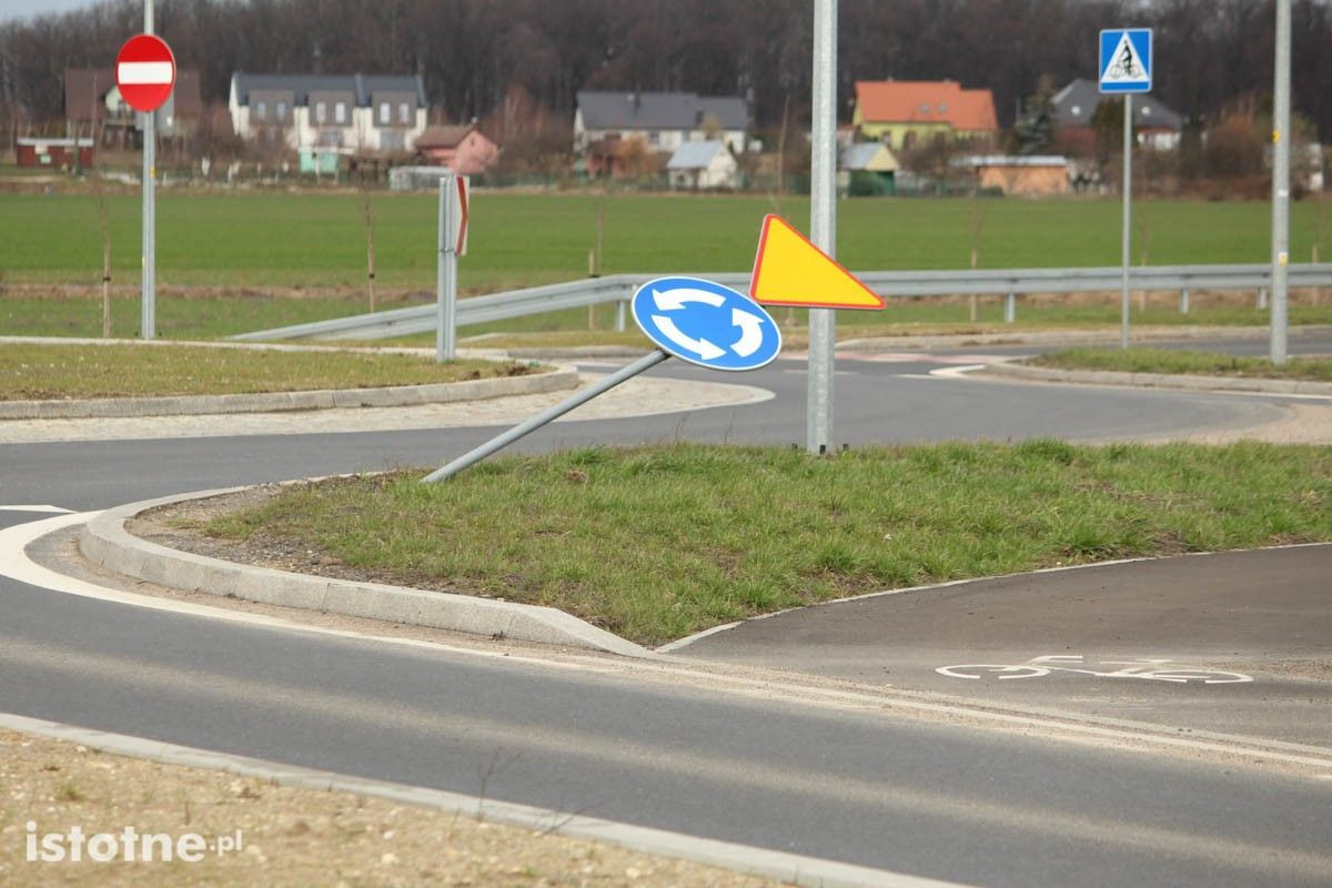 wichura powyginała znaki na rondzie