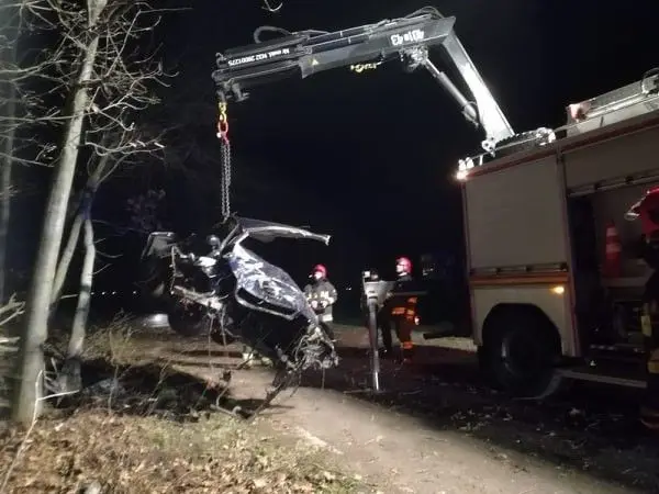 Samochód zmasakrowany po uderzeniu w drzewo. Wichura nad powiatem