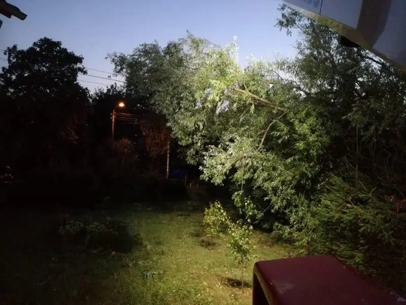 Samochód zmasakrowany po uderzeniu w drzewo. Wichura nad powiatem