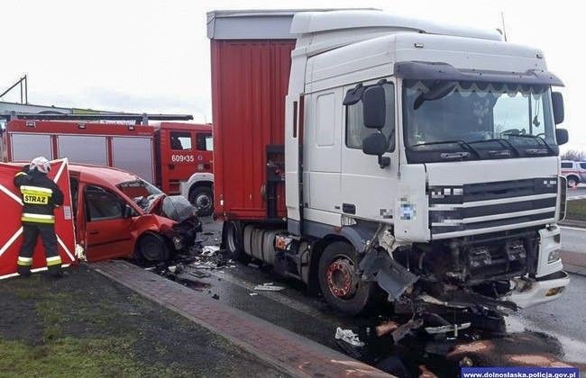 Zderzenie dafa z volkswagenem. Dwie osoby z osobówki nie żyją