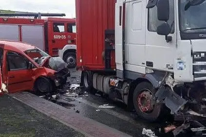 Zderzenie dafa z volkswagenem. Dwie osoby z osobówki nie żyją