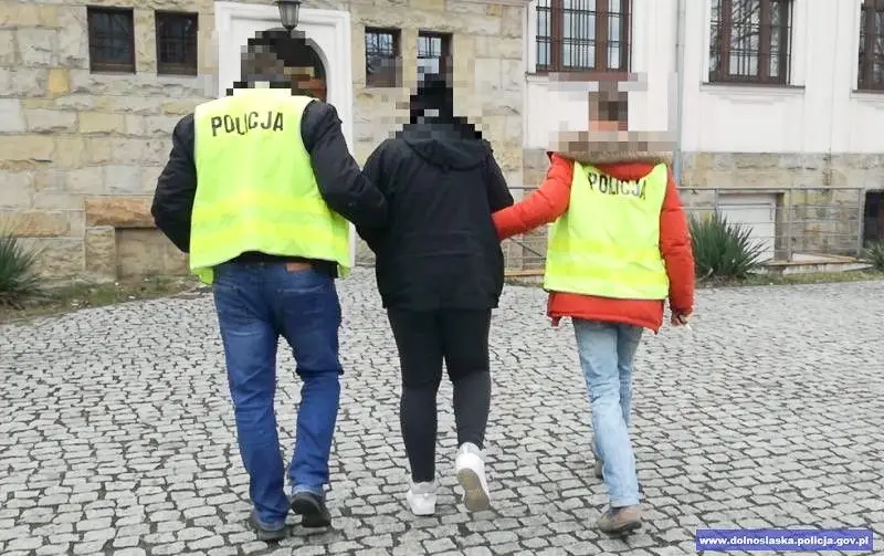Oszukali „na policjanta”. Ukradli kobiecie ponad pół bańki!