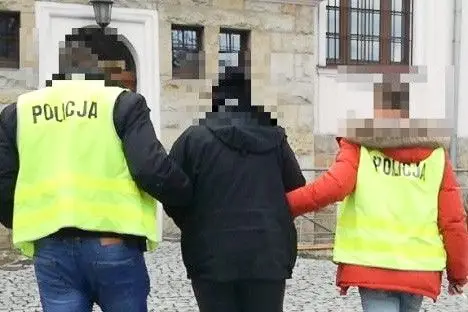 Oszukali „na policjanta”. Ukradli kobiecie ponad pół bańki!