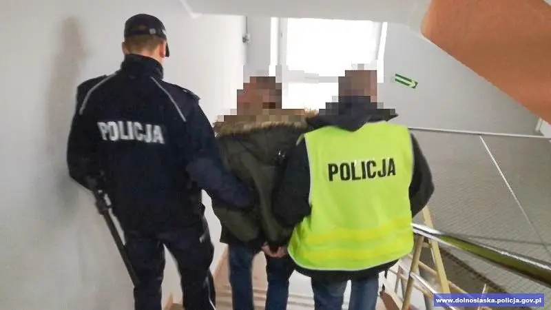 Oszukali „na policjanta”. Ukradli kobiecie ponad pół bańki!