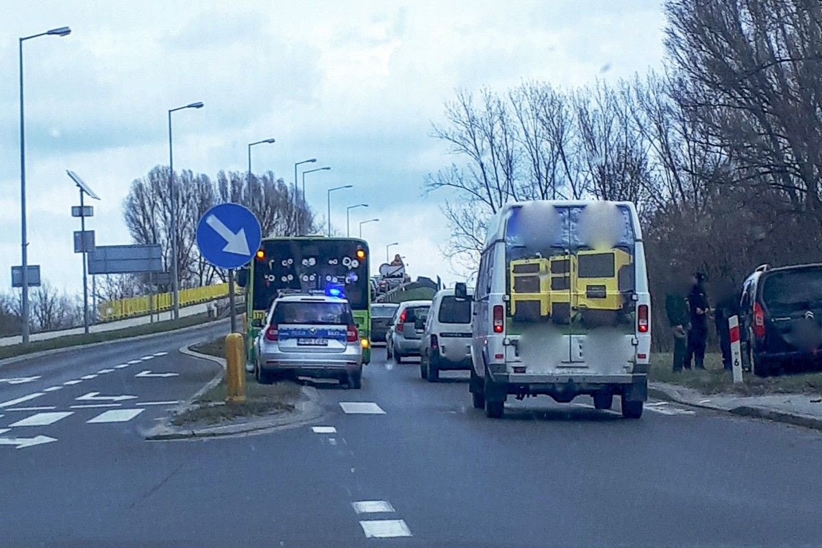 Citroen zderzył się z miejskim autobusem