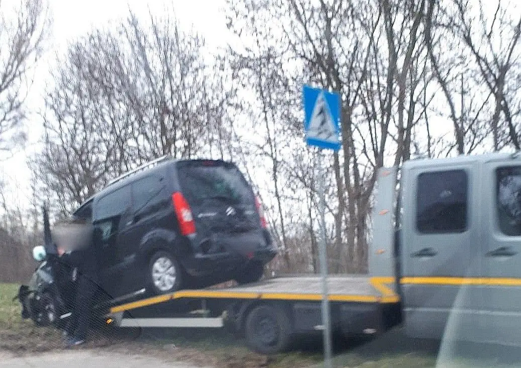 Citroen zderzył się z miejskim autobusem