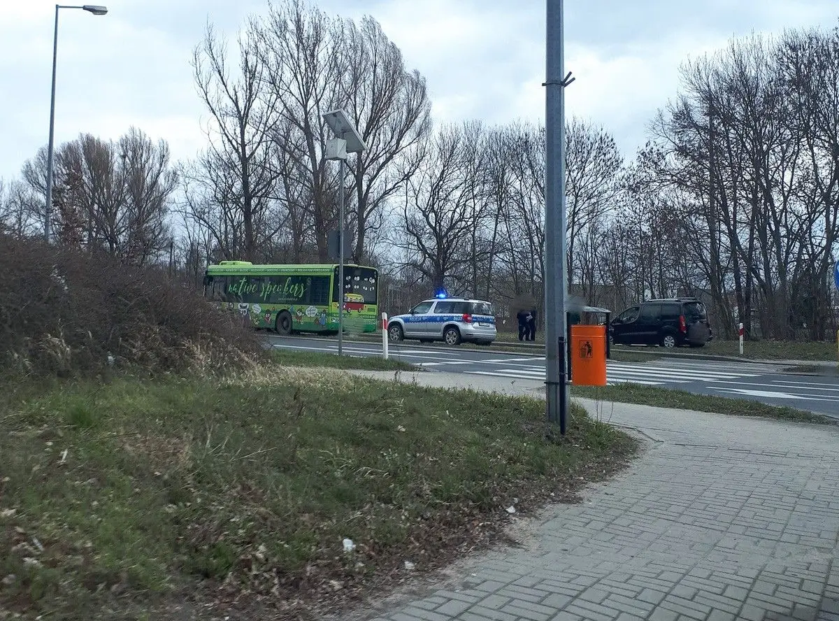 Citroen zderzył się z miejskim autobusem