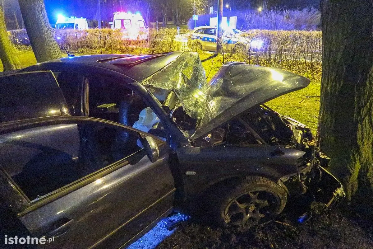 Wypadek na Garncarskiej, kierowca wpadł autem do parku