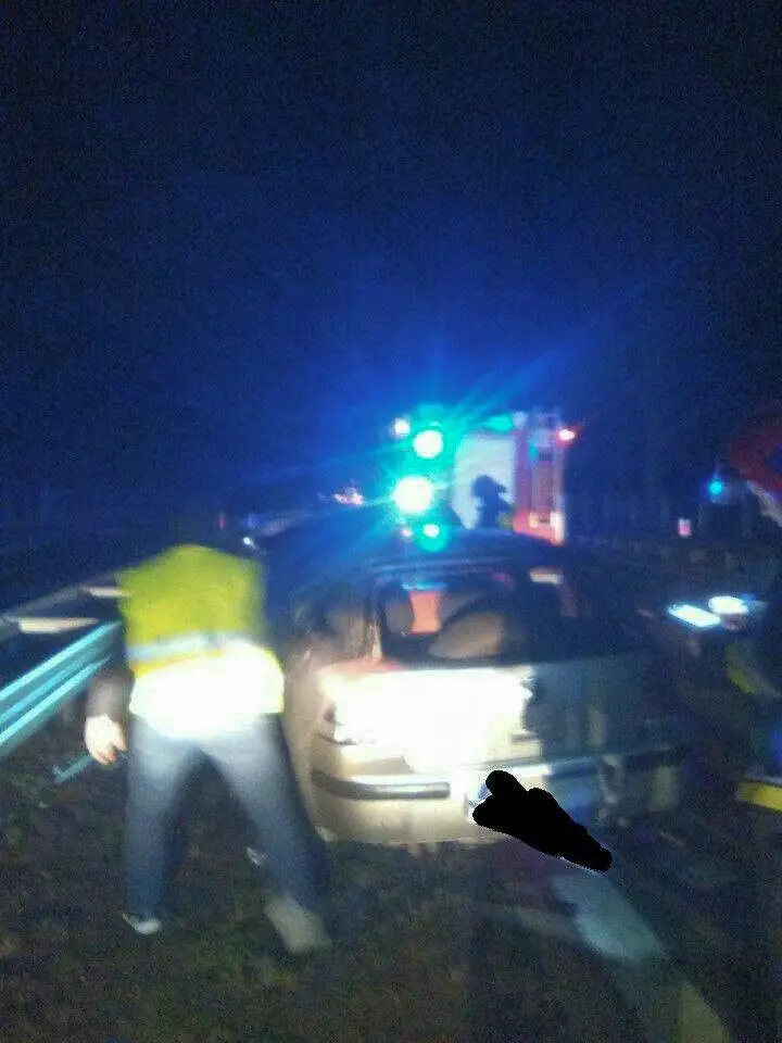 Golf staranował barierki na A4, kierowca z 250-zł mandatem