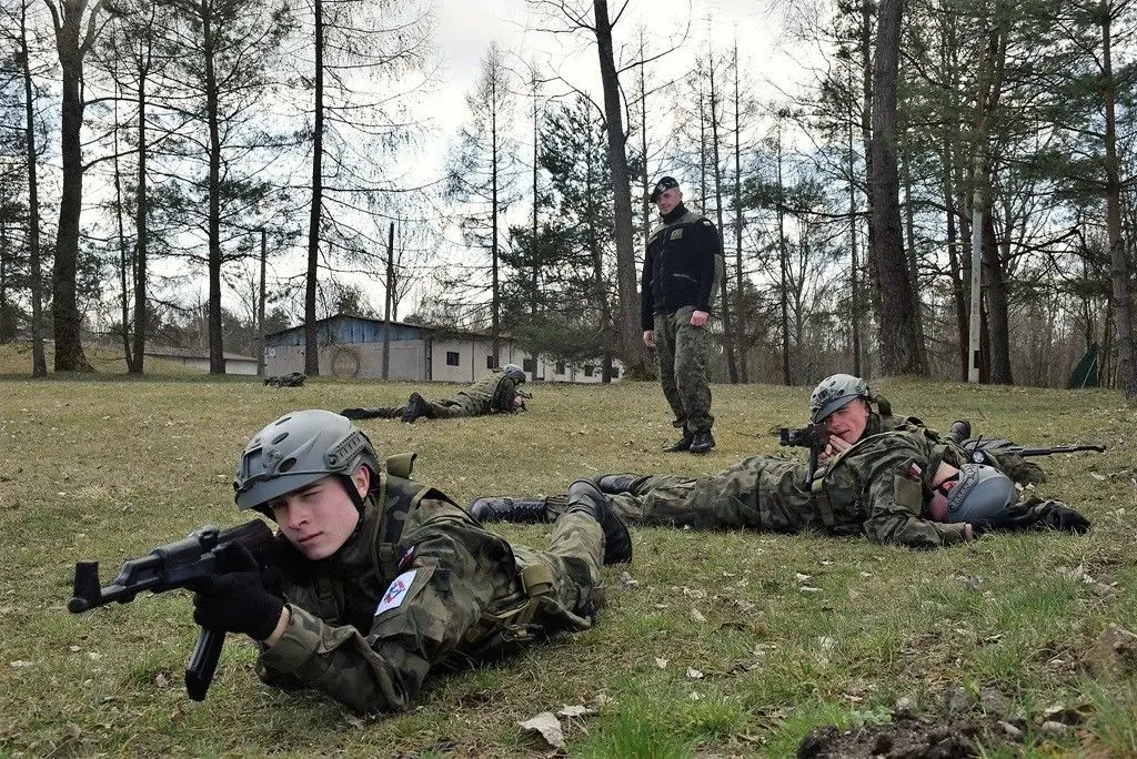 Poznają tajniki wojskowej służby