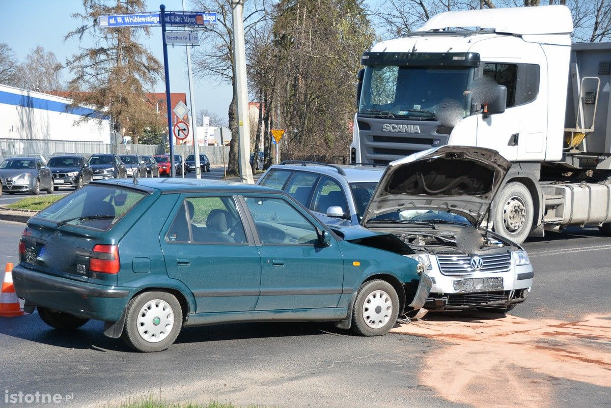 Dwie osoby poszkodowane w kolizji na skrzyżowaniu Wróblewskiego i Dolnych Młynów