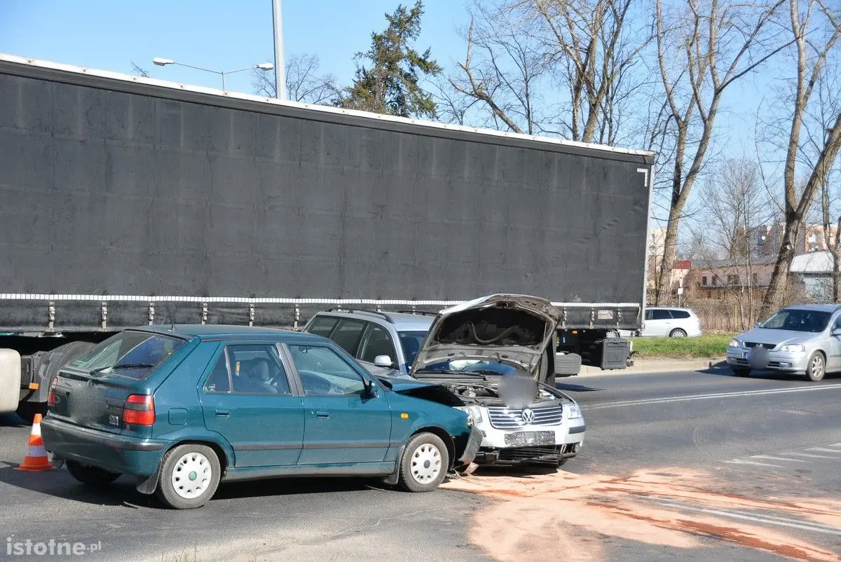Dwie osoby poszkodowane w kolizji na skrzyżowaniu Wróblewskiego i Dolnych Młynów