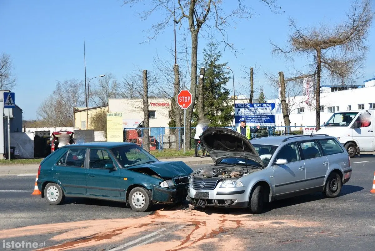 Dwie osoby poszkodowane w kolizji na skrzyżowaniu Wróblewskiego i Dolnych Młynów