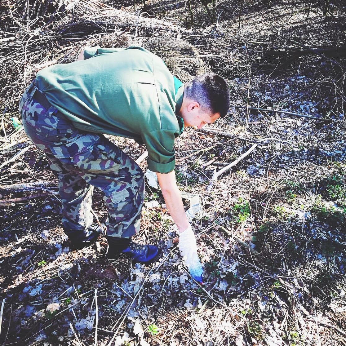 Harcerze posprzątali w lasku przy Jeleniogórskiej