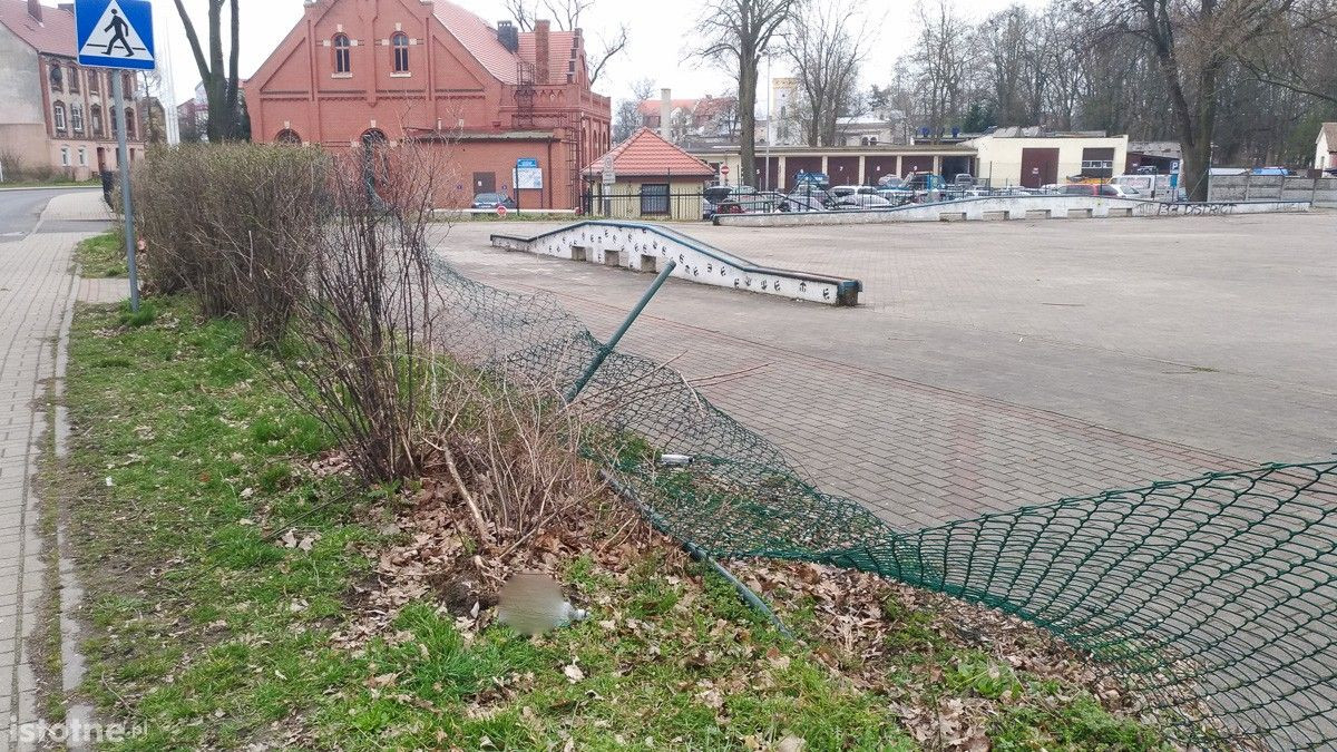 Zmasakrowane ogrodzenie starego skateparku