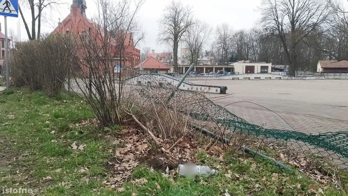 Zmasakrowane ogrodzenie starego skateparku