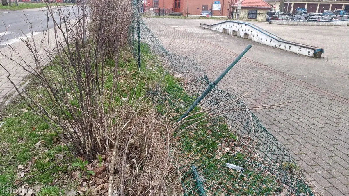 Zmasakrowane ogrodzenie starego skateparku