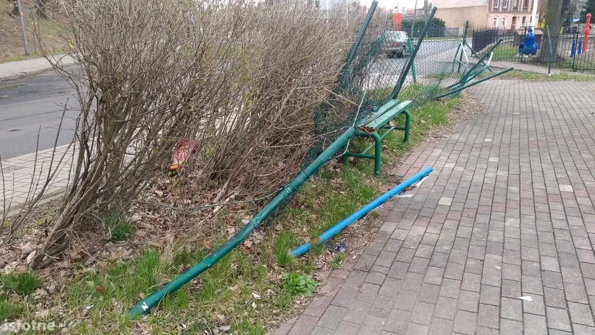 Zmasakrowane ogrodzenie starego skateparku