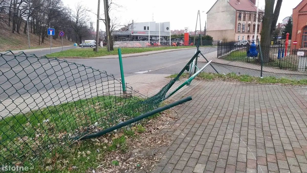 Zmasakrowane ogrodzenie starego skateparku