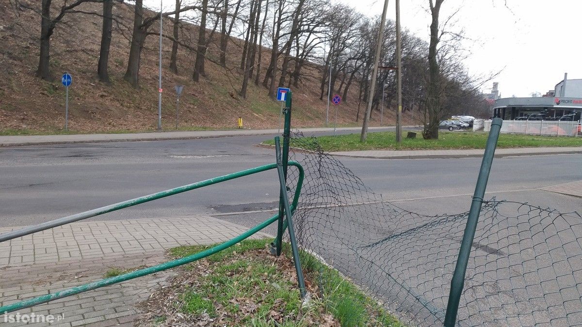 Zmasakrowane ogrodzenie starego skateparku