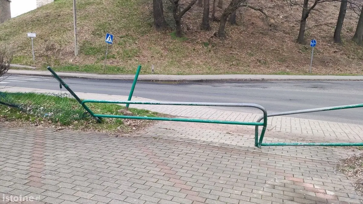 Zmasakrowane ogrodzenie starego skateparku