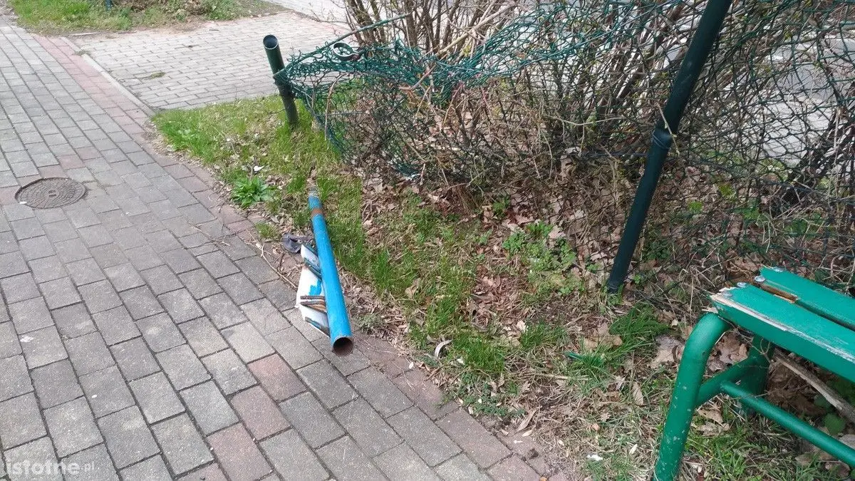 Zmasakrowane ogrodzenie starego skateparku
