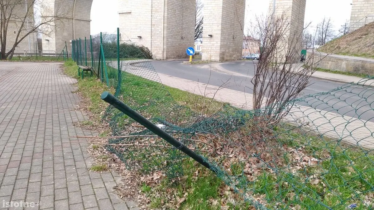 Zmasakrowane ogrodzenie starego skateparku
