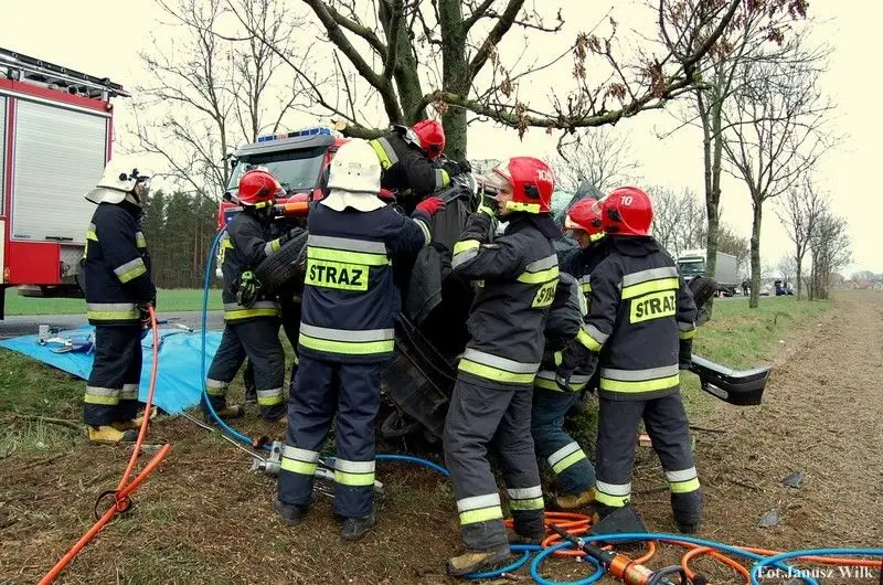 Bmw wylądowało na drzewie. To istny cud, że 22-letni kierowca przeżył