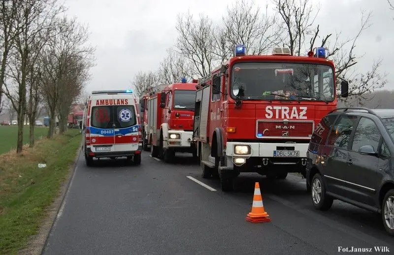 Bmw wylądowało na drzewie. To istny cud, że 22-letni kierowca przeżył