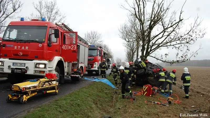 Bmw wylądowało na drzewie. To istny cud, że 22-letni kierowca przeżył