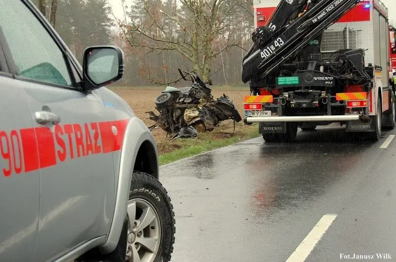 Bmw wylądowało na drzewie. To istny cud, że 22-letni kierowca przeżył
