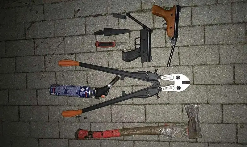 Przestępcy z naszego powiatu zatrzymani w Gryfowie. W busie broń, siekiera, noże i kominiarki