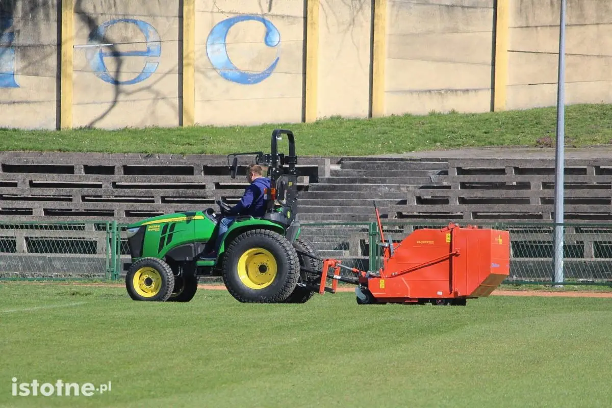 Renowacja płyty stadionu przy Spółdzielczej