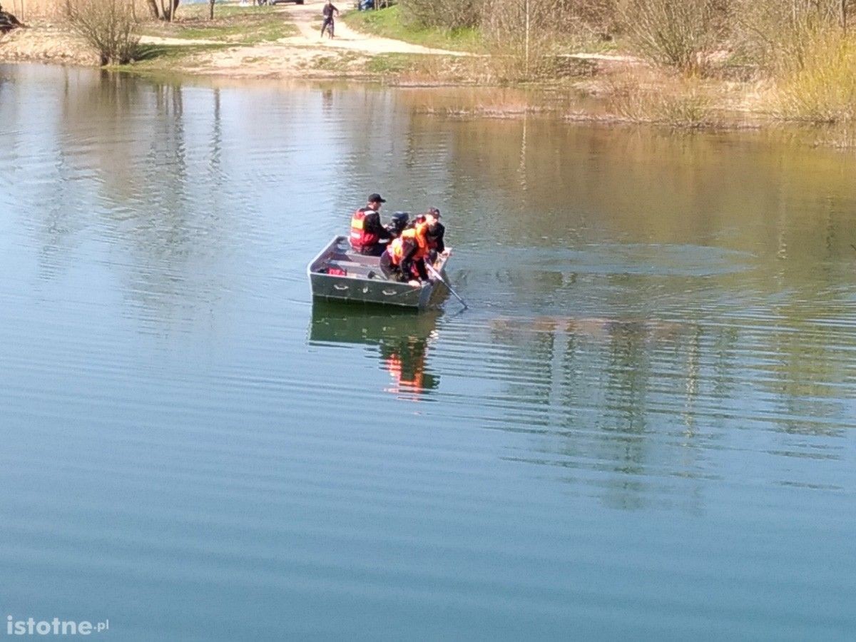 Zatopione auto na żwirowni na Zabobrzu