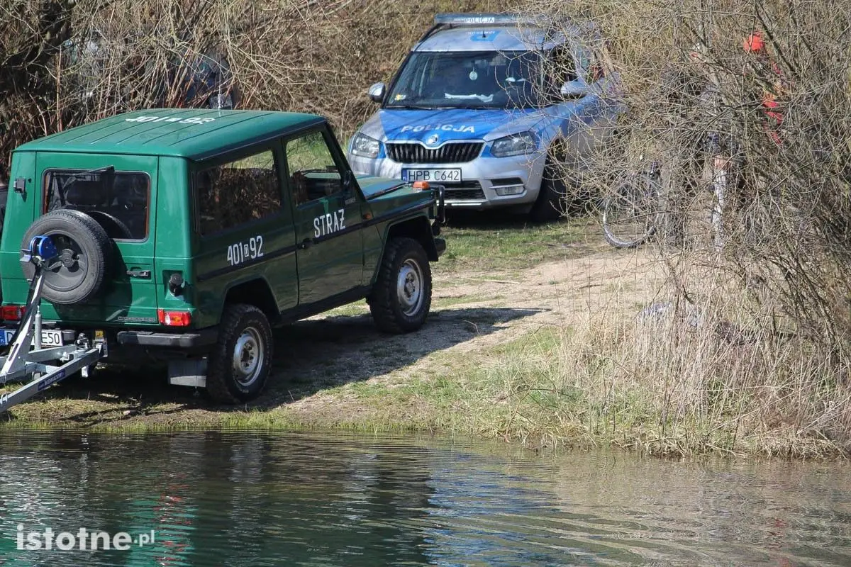Zatopione auto na żwirowni na Zabobrzu