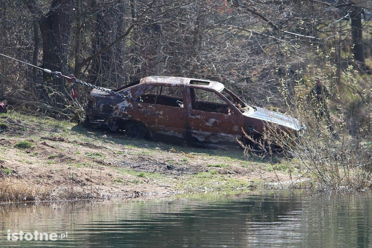 Zatopione auto na żwirowni na Zabobrzu