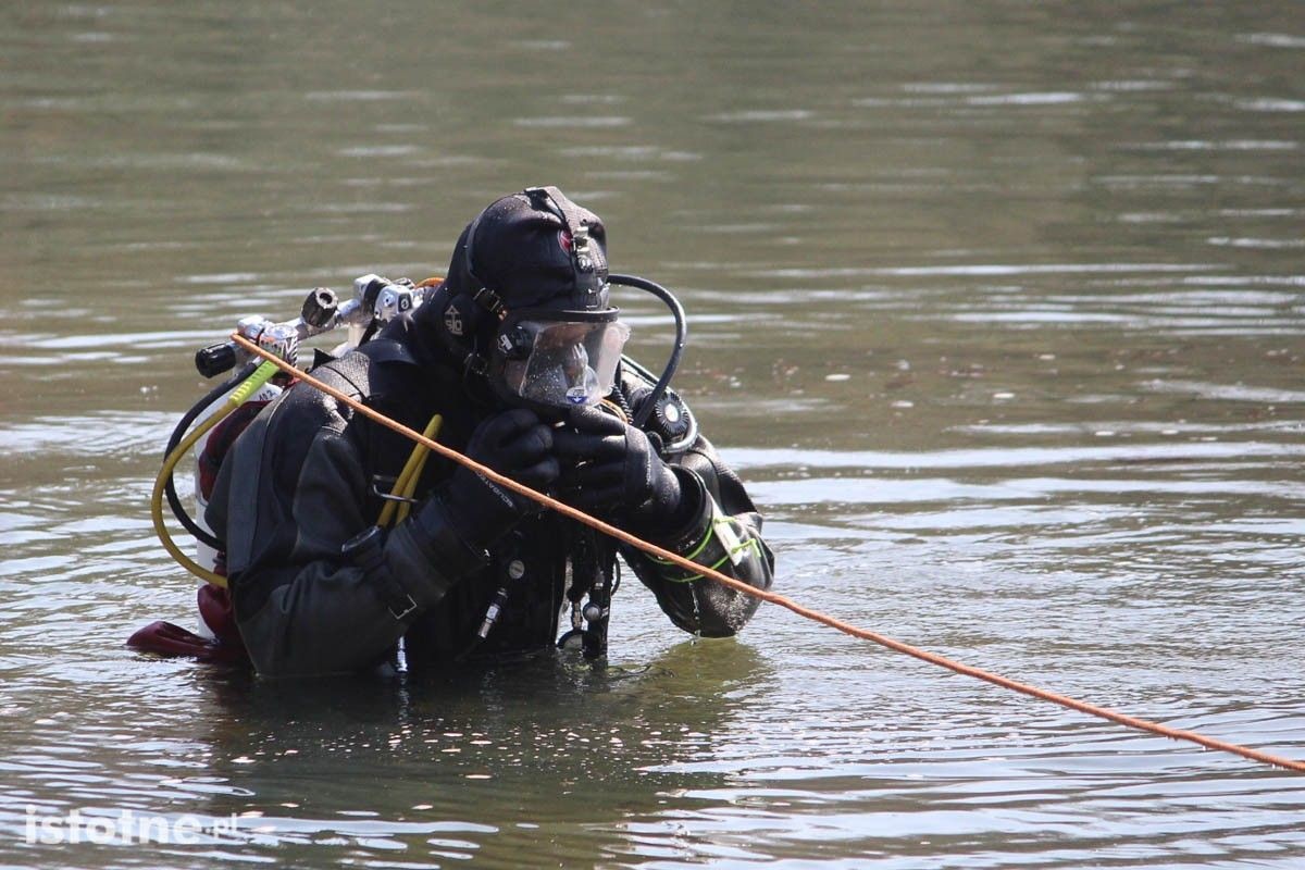 Zatopione auto na żwirowni na Zabobrzu