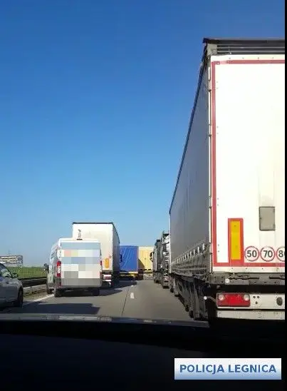 Wypadek na A4. Służby miały problem z dojazdem, kierowcy nie utworzyli korytarza życia
