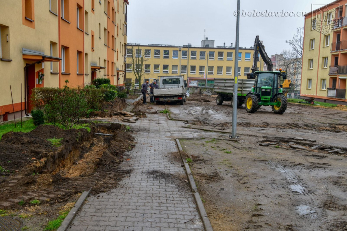 Remontują podwórko przy Słowackiego. Będzie plac zabaw